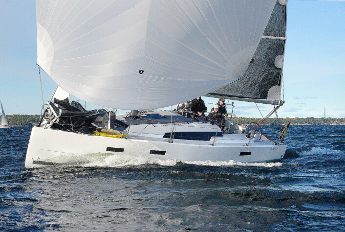 PLANER: Diva 34 SC har lav vekt, og slipper vannet i 7-8 m/s vind med spinnaker. PLANER: Diva 34 SC har lav vekt, og slipper vannet i 7-8 m/s vind med spinnaker.