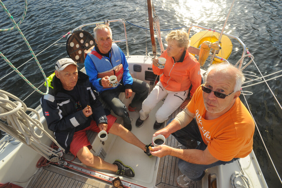 SY KRISTINA: Øystein Nilsen med mannskap i cockpiten, fra venstre Per Gunnar Østervold, Øystein, Ingrid Wirsching og Per Otto Andreassen. SY KRISTINA: Øystein Nilsen med mannskap i cockpiten, fra venstre Per Gunnar Østervold, Øystein, Ingrid Wirsching og Per Otto Andreassen.