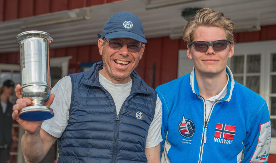 FAMILIE-TRIUMF: Far og sønn Rishoff, Elling og Øyvind, la beslag på de to øverste plassene på listen over Årets Shorthanded-seilere. FAMILIE-TRIUMF: Far og sønn Rishoff, Elling og Øyvind, la beslag på de to øverste plassene på listen over Årets Shorthanded-seilere.