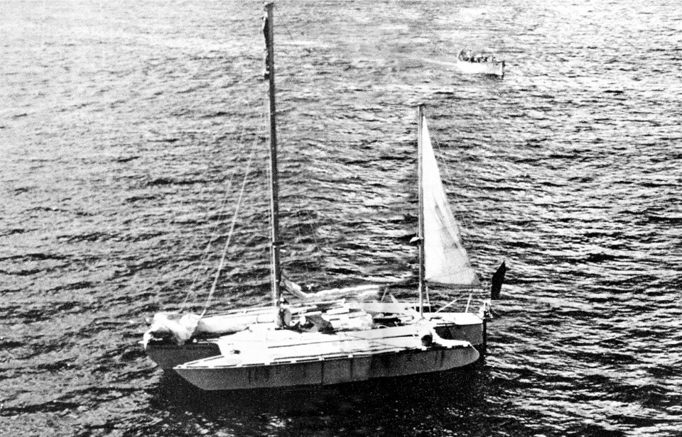 DREV I ATLANTEREN: Donald Crowhursts trimaran, «Tynmouth Electron» ble funnet drivende i Atlanterhavet. 1. juni 1969 slapp han seg over bord, og i den siste loggboknoteringen stod det som hans siste ord: «Det er slutt ? det er slutt. Dette er nåden». DREV I ATLANTEREN: Donald Crowhursts trimaran, «Tynmouth Electron» ble funnet drivende i Atlanterhavet. 1. juni 1969 slapp han seg over bord, og i den siste loggboknoteringen stod det som hans siste ord: «Det er slutt ? det er slutt. Dette er nåden».