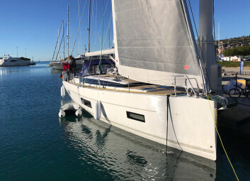 RIGG: Bavaria C45 får en smekkert forskip. Forseilet er selvslående, og båten for rullen under dekk. RIGG: Bavaria C45 får en smekkert forskip. Forseilet er selvslående, og båten for rullen under dekk.