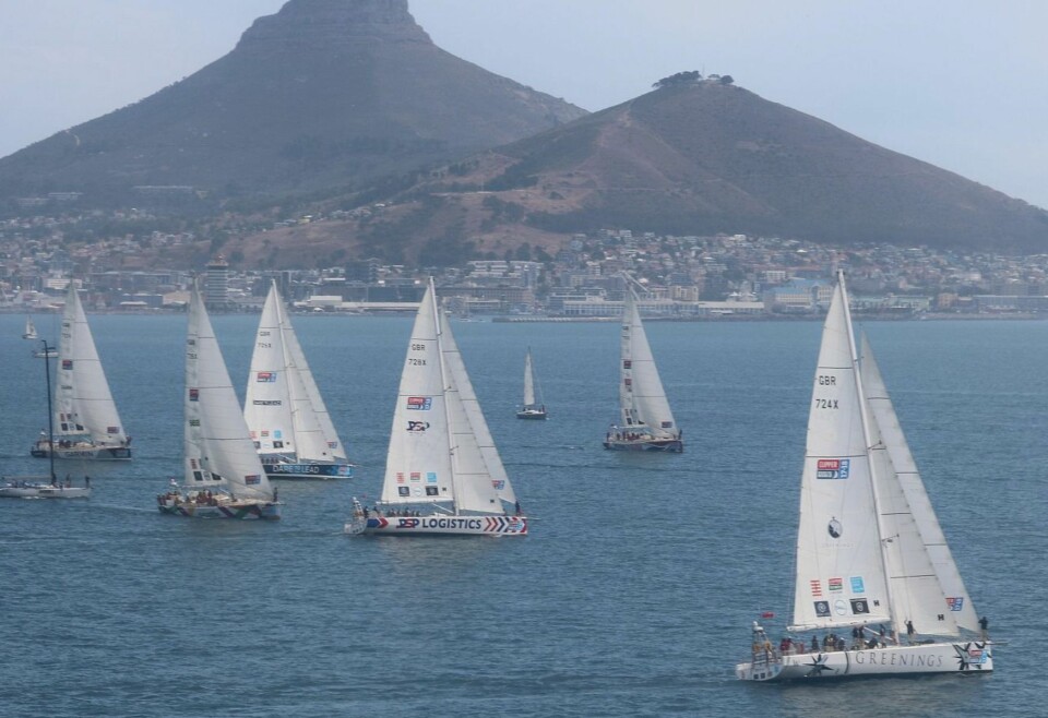 ENTYPE: Tønnesen seiler Clipper, 70-fots båter bygget for å seile jorda rundt. 12 båter startet fra England i August. En båt grunnstøtte utenfor Cape Town, og er ute.