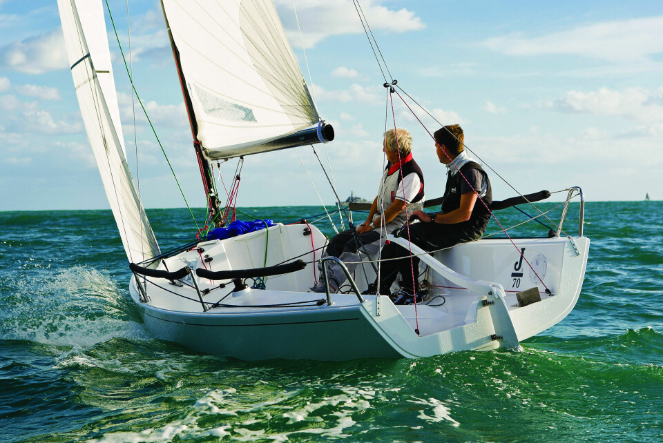 STIV: Mannskapet har god kontroll på karbonfiber-riggen, og båten tåler mye vind uten problemer.