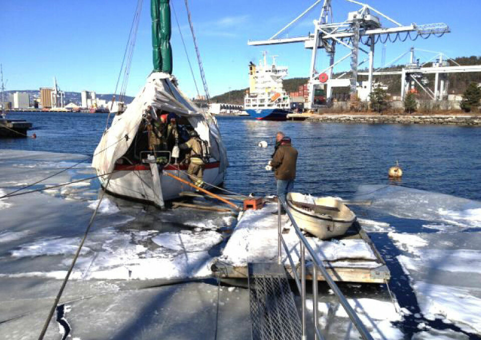 BRANN: En servicemann oppdaget i 2013 at det seg røyk ut av «Colin Archer» da båten lå i vinterhavn ved Ormøya i Oslo. Riktig og rask håndtering reddet skuta fra den store katastrofen.