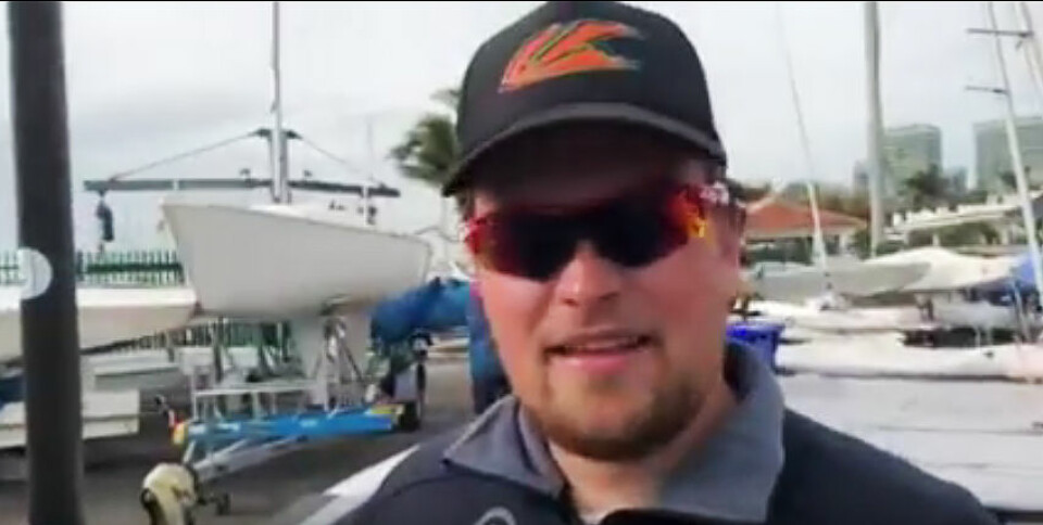 FORTELLER: Anders Pedersen forteller i et videoinnslag om hjelpen han har fått før verdenscup-regattaen i Miami.