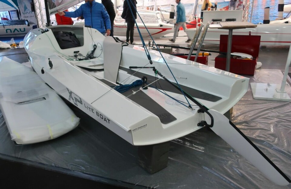 KOMBI: LiteBoat er en robåt med overnattingsmuligheter og seil. Franskmannen bak båten testet ut konseptet i Stockholms skjærgård i sommer. Båten er konstruert av Sam Manuard og planer. Den er god for 13-15 knop.