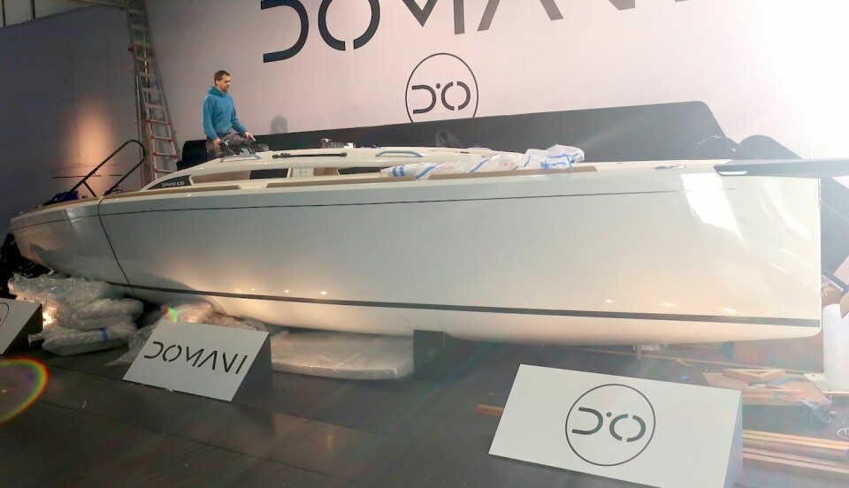 BELGISK: Domani 30 er fra et nytt verft fra Belgia. Båten har linjer som minner om en ClubSwan 50, men er en dagseiler med elektrisk motor og en pris fra 80 000 euro.