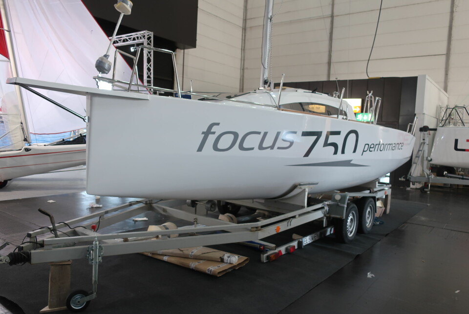 POLSK: Focus 750 er en moderne seilbåt som kan trailes og har overtatingsmuligheter.
