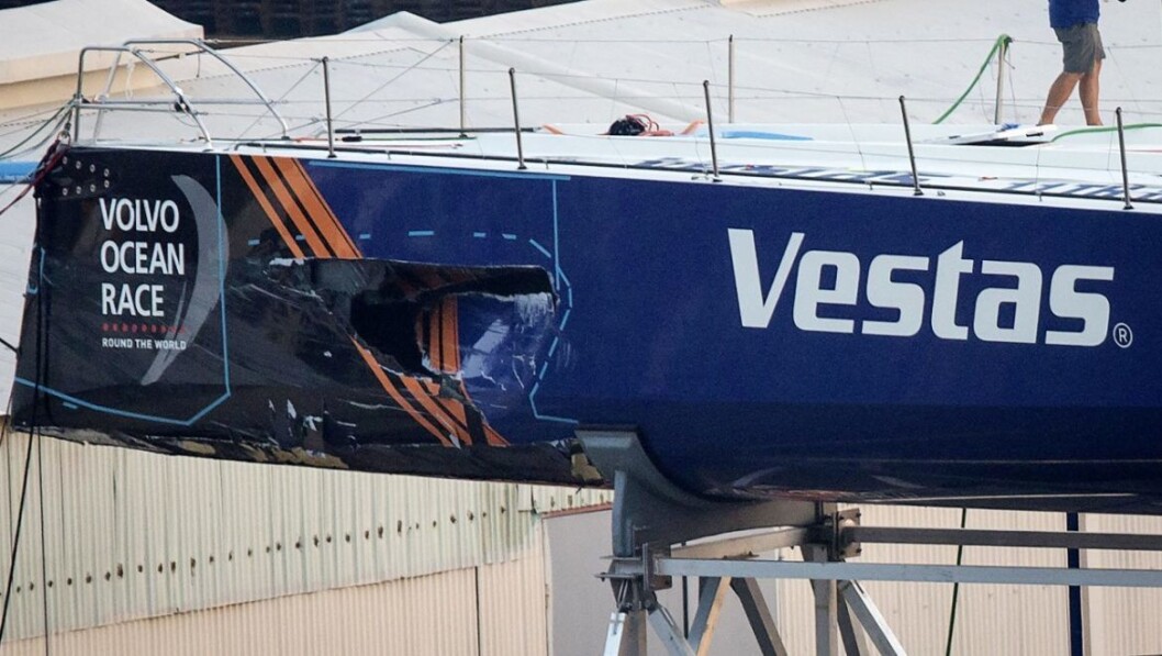 SKADE: «Vestas» har fått ett stort hull på babord side. Det er også skader på baug og under skroget. SKADE: «Vestas» har fått ett stort hull på babord side. Det er også skader på baug og under skroget.