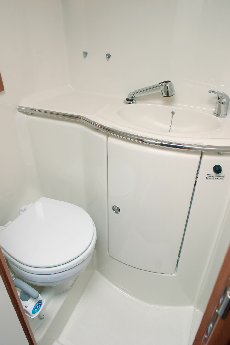TOALETTET: Størrelsen på toalettet avhenger av hvilken innredningsløsning som velges. Dette er toalett til en båt med to akterlugarer og er med andre ord den minste varianten.
