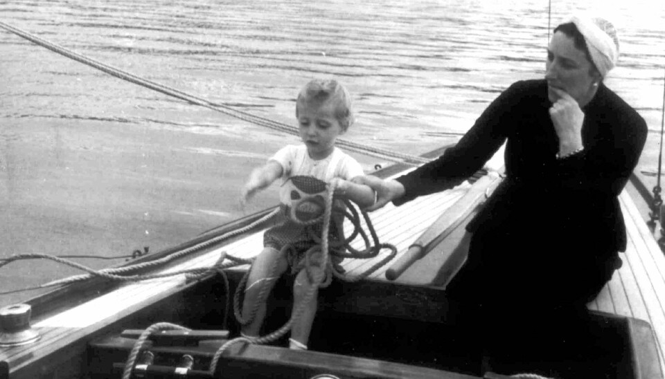 FØRSTE SEILTUR: Prins Harald på sin første seiltur i «Sira» med sin mor, kronprinsesse Märtha. Bildet er tatt sommeren 1939, og fotografen er høyst sannsynlig daværende kronprins Olav. (NTB/Asker og Baerums Budstikke).