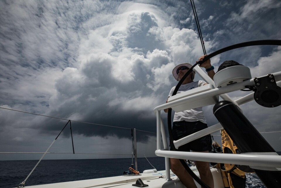 SKYER: Båtene seiler slalom mellom skysystemene. Det krever høy innsats av mannskapet.