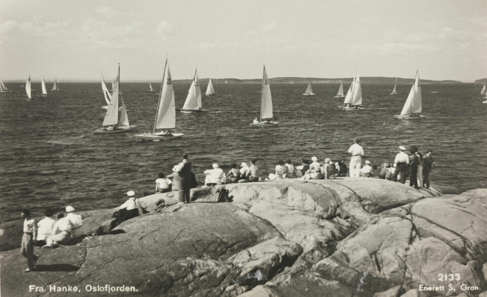 GARNHOLMEN: Garnholmen er et historisk startsted for regattaer i Norge. På det meste kunne det være tusenvis av mennesker som satt og så på. Startstengene som står der den dag i dag, ble satt opp i