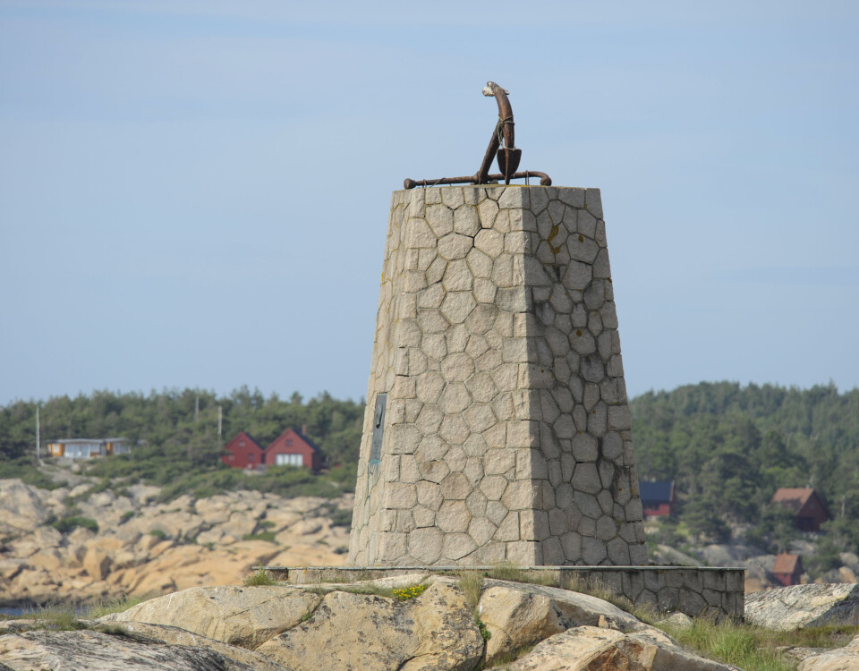 MONUMENTER: Hankø har to viktige monumenter. Alle som kommer den søndre leden inn til Hankø-sundet seiler først forbi monumentet på Garnholmen over Johan Anker, og deretter et for kong Olav rett før innseilingen til Andersenslippen, like ved der ...