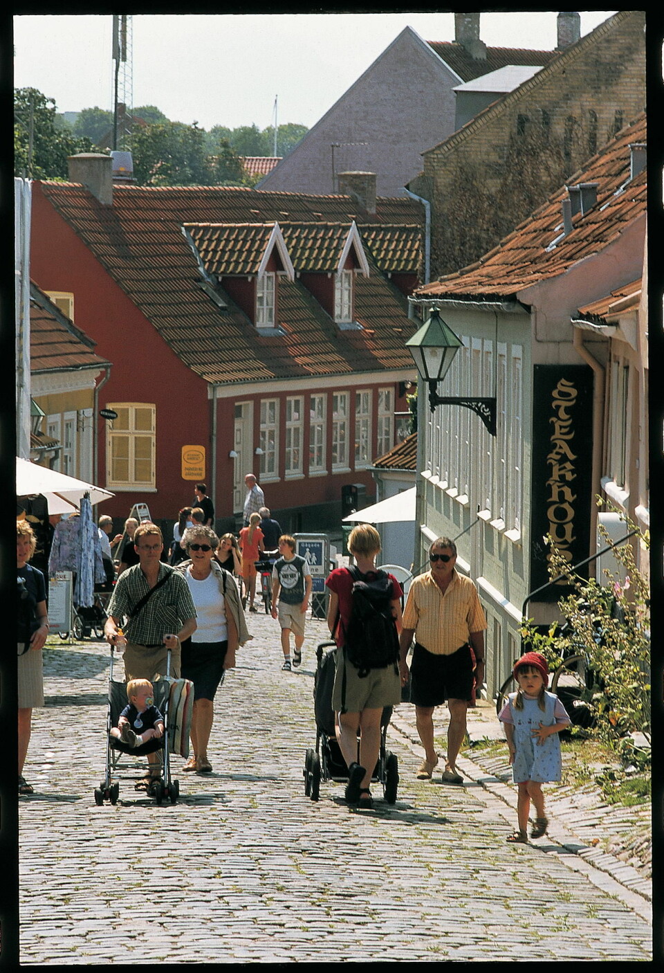 EBELTOFT: Brostein og trange gater gir byen i søndre Djursland unik sjarm. Foto: Danske turistbyreau.