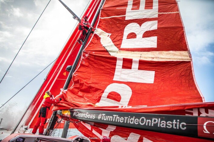 STORSEIL: «Mapfre» har lappet sammen storseilet. STORSEIL: «Mapfre» har lappet sammen storseilet.