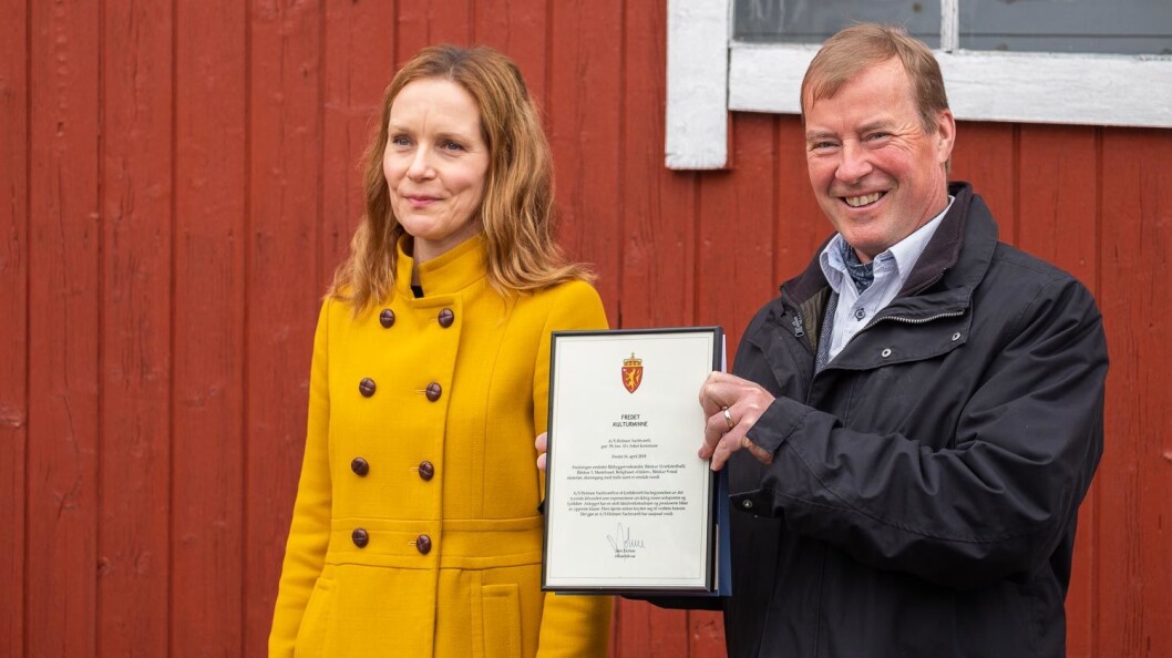 KULTURMINNE: Hanna Kosonen Geiran hos Riksantikvaren overrakte Ingar Brauti beviset på at Holmen Yachtværft er fredet. KULTURMINNE: Hanna Kosonen Geiran hos Riksantikvaren overrakte Ingar Brauti beviset på at Holmen Yachtværft er fredet.