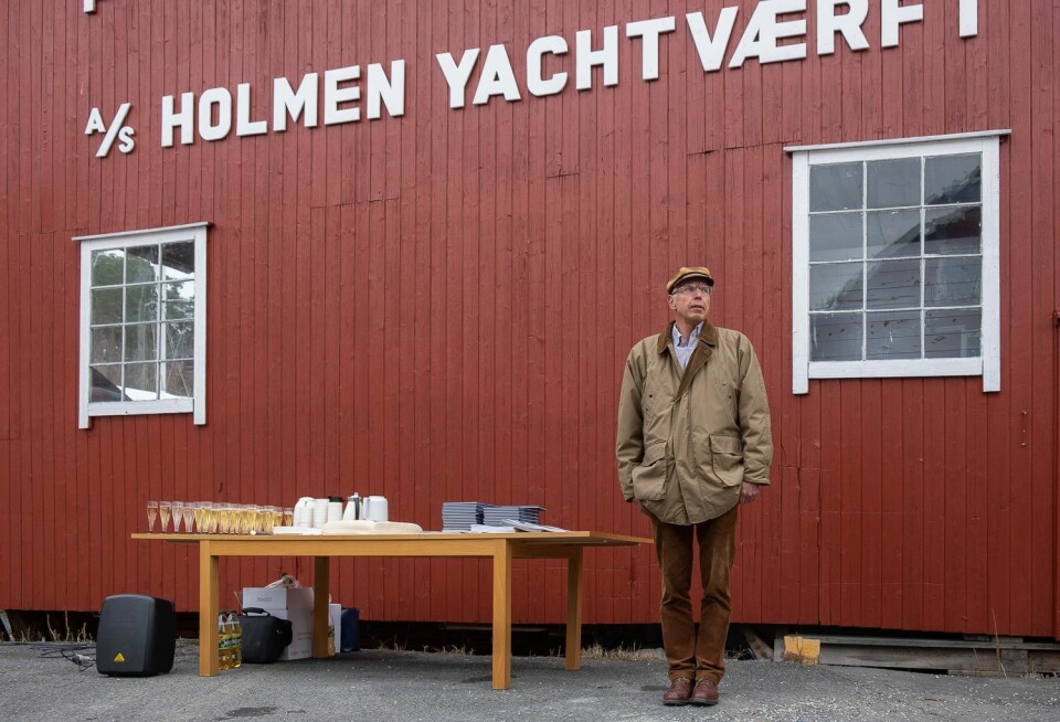 HISTORIEBOK: Finn Erhard Johannessen har skrevet om Holmen Yachtværfts 100 år lange historie og ga et resyme av den under markeringen.