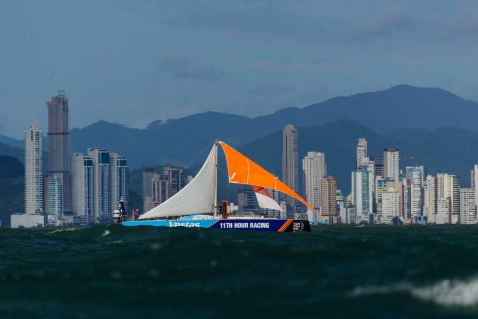 NØDRIGG: «Vestas 11th Hour Racing» seilte 1500 nautiske mil med en lyktestolpe som mast.