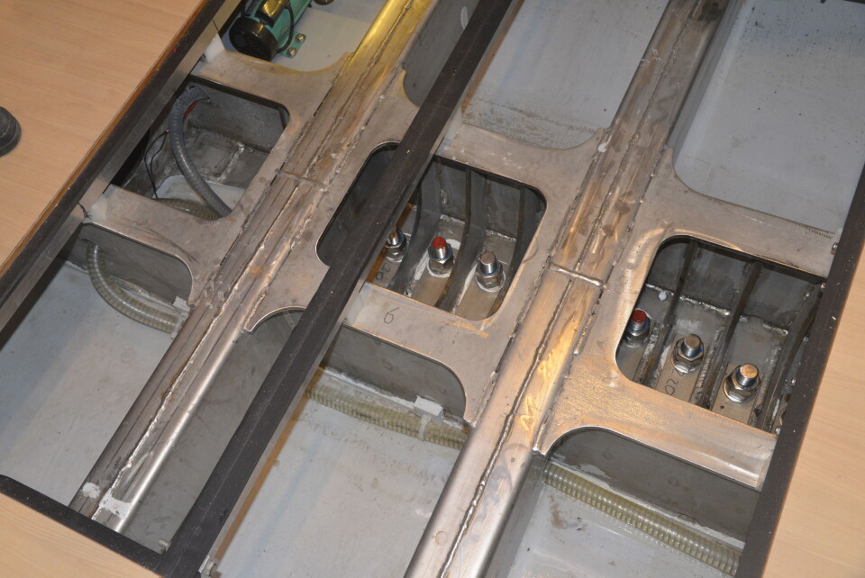METALL: Noen båter har en avstivingsramme av metall. X-Yachts var pionerer på området. Nå blir dette erstattet av karbon. METALL: Noen båter har en avstivingsramme av metall. X-Yachts var pionerer på området. Nå blir dette erstattet av karbon.