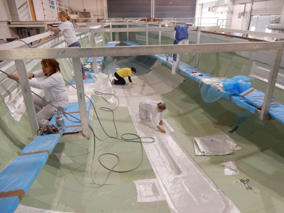 FORARBEID: Skum og glassfiber legges i formen tørt før det plastes inn og bindemiddelet tilsettes. Det gir en bedre arbeidsdag med minimalt av søl og lukt. FORARBEID: Skum og glassfiber legges i formen tørt før det plastes inn og bindemiddelet tilsettes. Det gir en bedre arbeidsdag med minimalt av søl og lukt.
