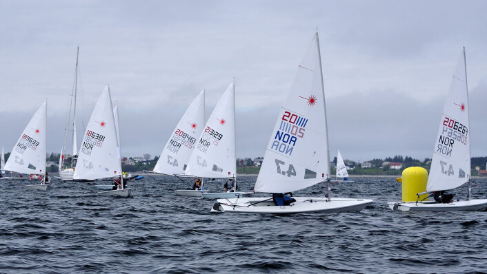 LASER 4.7: 26 Laser 4.7-seilere stilte til start. Her runder Fabian Victor Svendsen foran Henrik Sjøl Christensen. LASER 4.7: 26 Laser 4.7-seilere stilte til start. Her runder Fabian Victor Svendsen foran Henrik Sjøl Christensen.