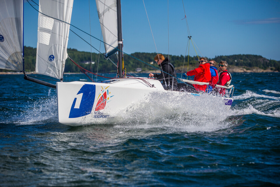 VINNERE: De aller fleste av konkurrentene holder en knapp på Moss Seilforening som årets vinner av seilsportsligaens eliteserie i 2018.