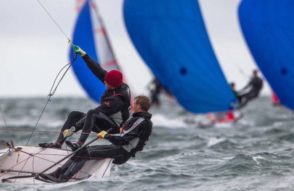 MOT GULLFINALE: Om ikke alt går fullstendig på tverke tirsdag 11. august, er brødrene Mathisen klare for gullfinale i 29er-VM. (Foto: Stefan Järudd) MOT GULLFINALE: Om ikke alt går fullstendig på tverke tirsdag 11. august, er brødrene Mathisen klare for gullfinale i 29er-VM. (Foto: Stefan Järudd)