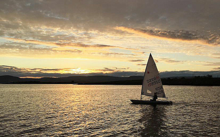 LASER: Hedvig Ødeby Karlsen kjøpte Laser i fjor høst, og seiler regatta nesten hver helg frem til sommerferien. 
