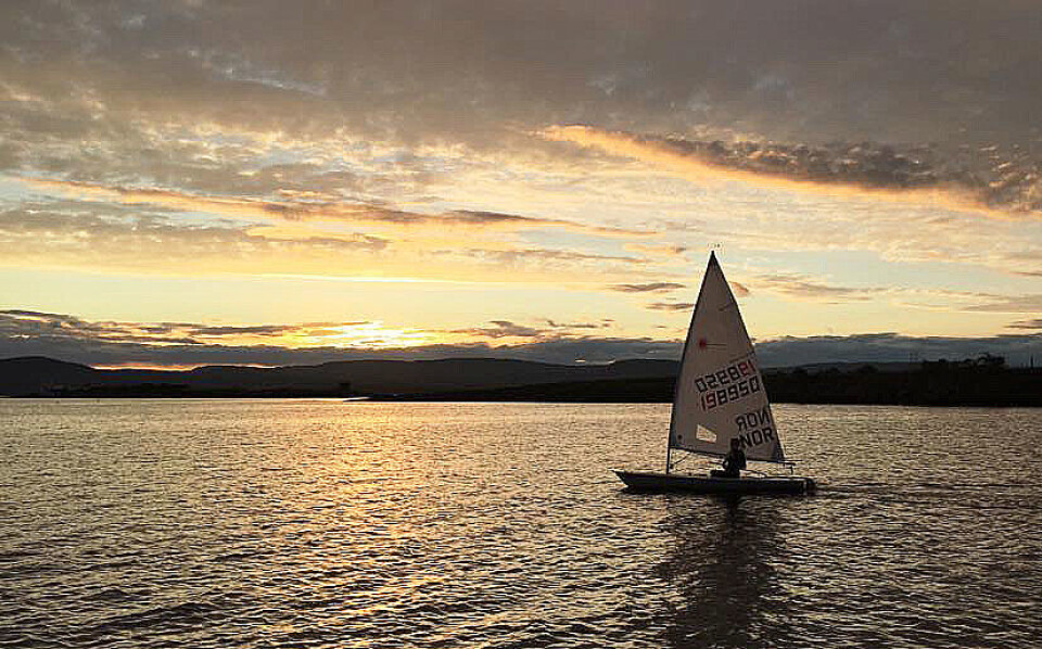 LASER: Hedvig Ødeby Karlsen kjøpte Laser i fjor høst, og seiler regatta nesten hver helg frem til sommerferien.