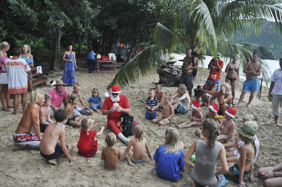 Julaften: De norske barna fikk besøk av julenissen også på stranda i Admiralty Bay. Det var skipperen på «SY Aries», Per Ørnulf Dæhlie.