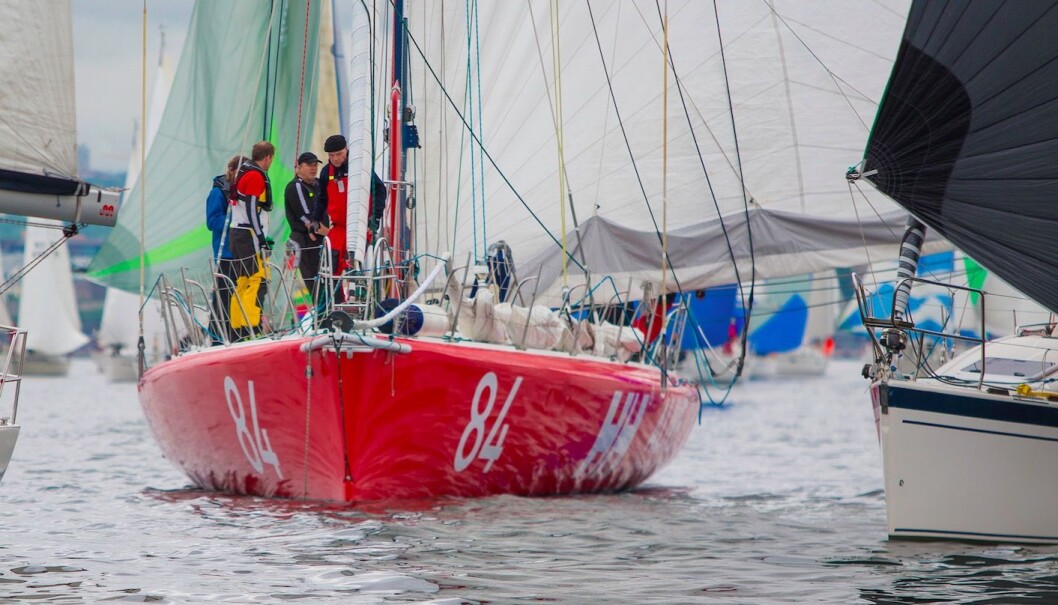 STOR: «Galactica Viking» er 60 fot, men skal seiles av bare to personer under Færder'n. STOR: «Galactica Viking» er 60 fot, men skal seiles av bare to personer under Færder'n.
