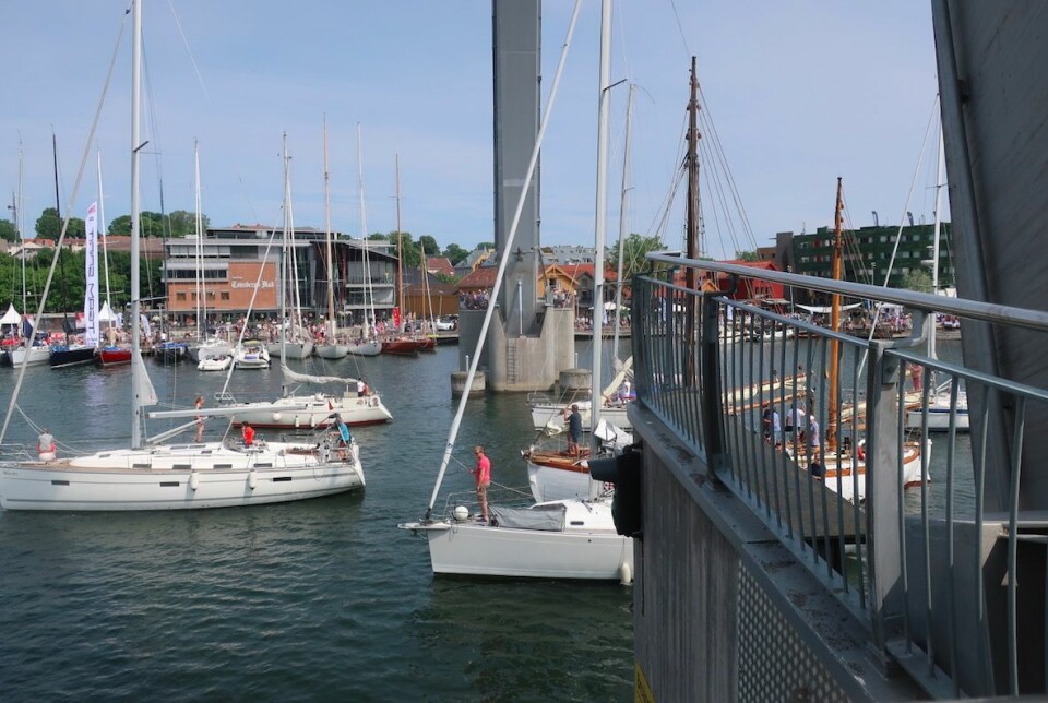 ÅPNEN: Brua åpnes hver time i Tønsberg. Fremdeles kommer det båter inn.