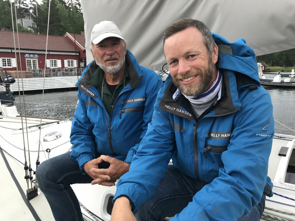 LITEN: Yngve Lønmo og Asbjørn Lønmo  har hatt en tøff seilas i J/92.