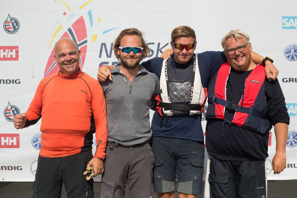 I TET: Brevik Seilforening leder eliteserien etter to runder. Fra venstre Nils Petter Hovemoen, Oscar Widestam, Ole Martin Lunde Lidal og Dag Usterud. I TET: Brevik Seilforening leder eliteserien etter to runder. Fra venstre Nils Petter Hovemoen, Oscar Widestam, Ole Martin Lunde Lidal og Dag Usterud.