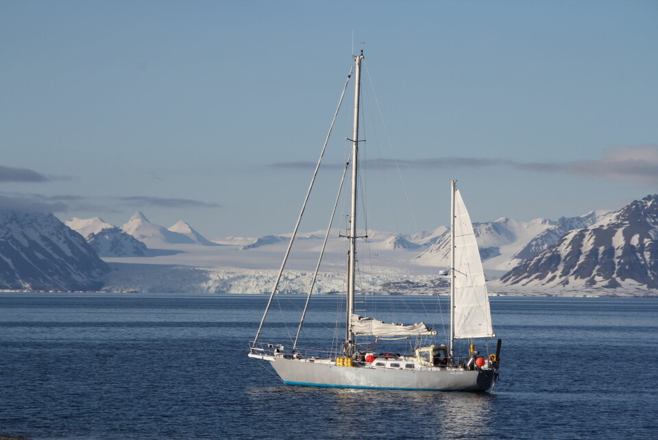 BÅTEN: «Iolaire» seiler ved Svalbard etter en eksepsjonell vinter. Dette er en båt av typen Stormwind 40, bygd i aluminium i Finland i 1990. Opprinnelig var det et oppsynsfartøy for hval.