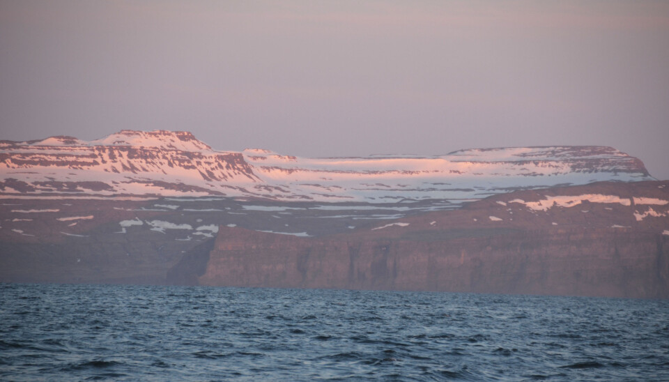 ISLAND: Vi får landkjenning med Island fra nord. ISLAND: Vi får landkjenning med Island fra nord.