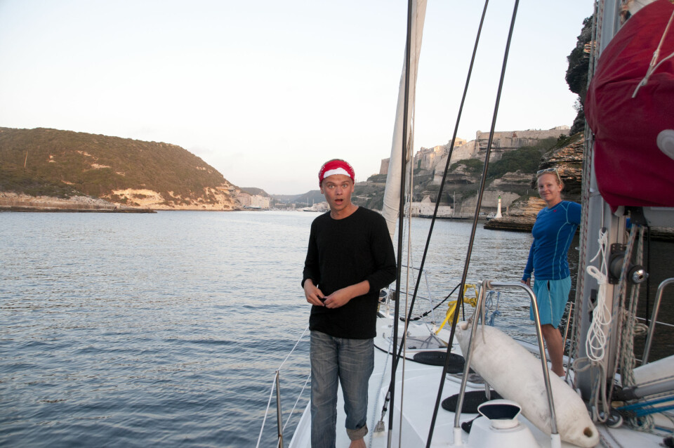 HAKESLEPP: Ørjan får hakeslepp når vi seiler inn nedenfor borgen på klippene ved Bonifacio på Korsika.