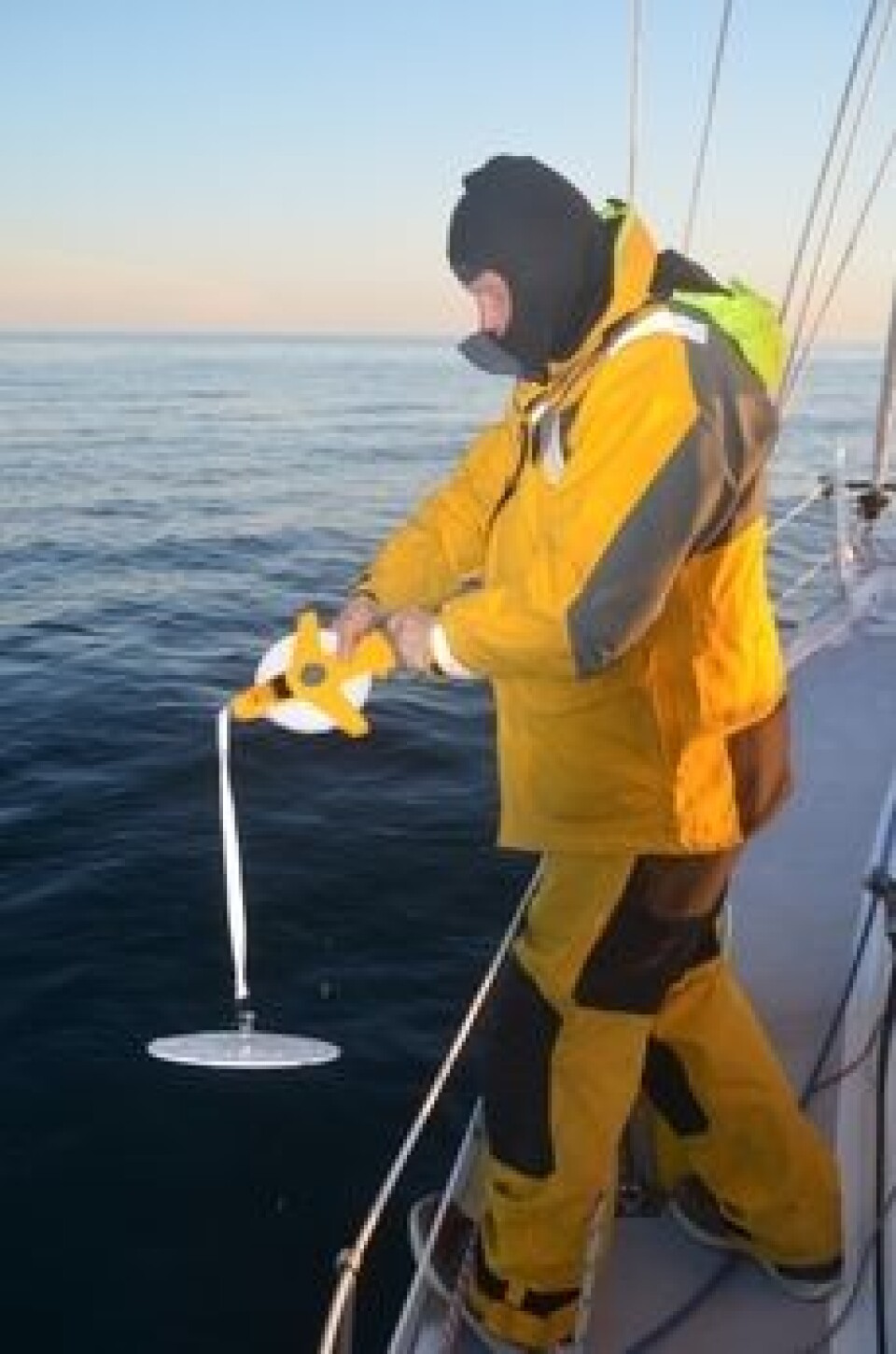 PLANKTONMÅLING: Hvor langt ned i vannet kan man fremdeles se den hvite platen? PLANKTONMÅLING: Hvor langt ned i vannet kan man fremdeles se den hvite platen?