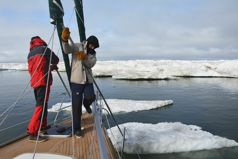 IS-STAKING: Dette er en vanlig geskjeft i Nordvestpassasjen; is som må skyves unna slik at båten kommer frem.