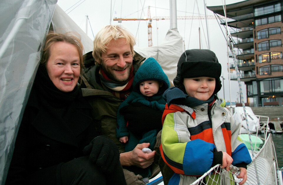 VETERANER: Carin Leffler ogMorten Munkejord har bodd i seilbåt siden 2000. David på to år og Gustav på tre måneder kjenneringen annen boform.