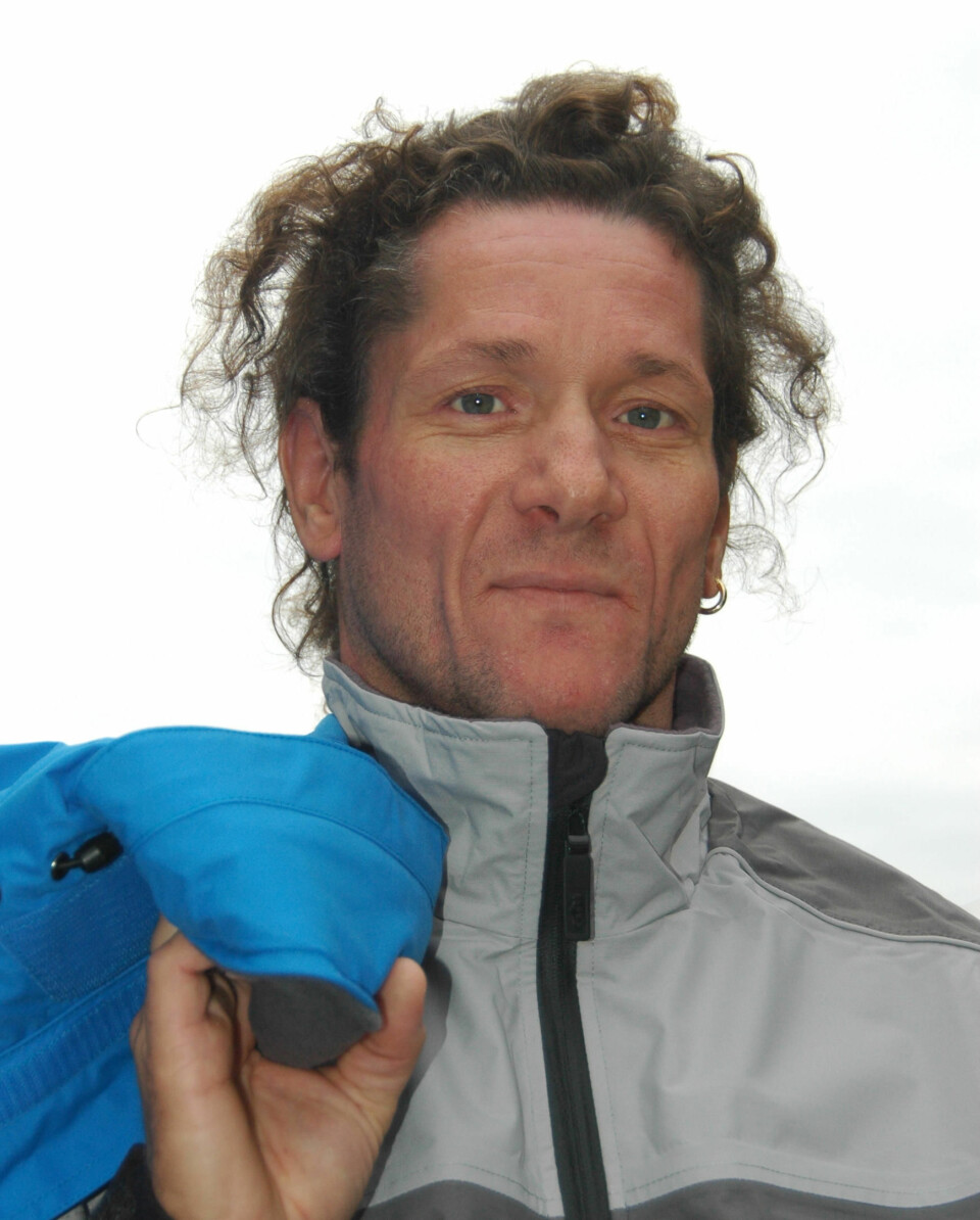 Finn Audun Bostad med isolasjonsjakken han varmt anbefaler for bruk om vinteren.