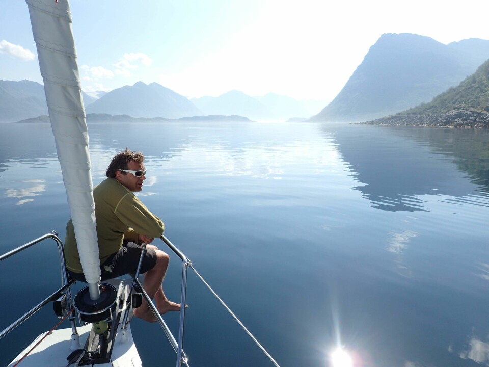 STILLE: Evert Flygel Nilsfors nyter utsikten, stillheten og solen i Bergsfjord.