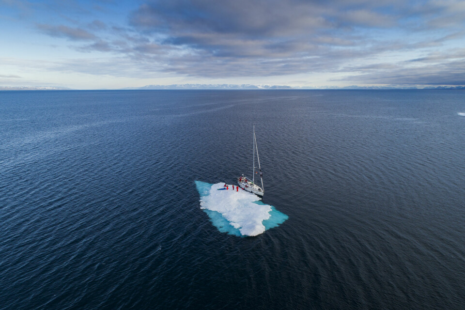 LITEN: På sine turer til Svalbard erfarer Mats Grimsæth hvor liten en båt og et menneske er i det store hele. Han får oppleve et fantastisk dyreliv, men er vitne til at isen smelter og at levevilkårene for isbjørnen blir vanskeligere og vanskeligere.