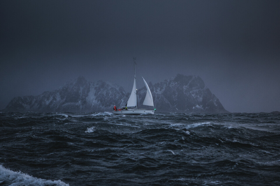 VINTER: Mats Grimsæth lever i utakt med de fleste seilere i Norge. Han sjøsetter båten i oktober og setter den på land igjen i april. Det er om vinteren han seiler på ferie.