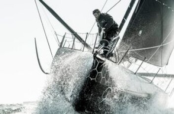 UTE: Alex Thomson rakk starten, men båten tålte ikke forholdene. Nå blir den reparert i Spania, og engelskmannen håper å kunne fullføre. UTE: Alex Thomson rakk starten, men båten tålte ikke forholdene. Nå blir den reparert i Spania, og engelskmannen håper å kunne fullføre.