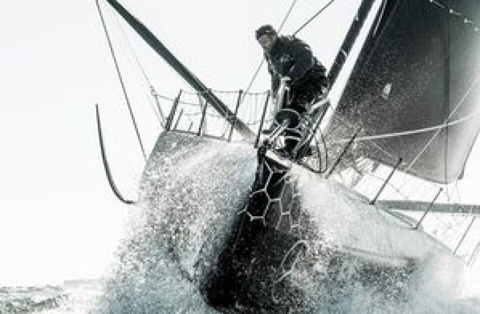 UTE: Alex Thomson rakk starten, men båten tålte ikke forholdene. Nå blir den reparert i Spania, og engelskmannen håper å kunne fullføre. UTE: Alex Thomson rakk starten, men båten tålte ikke forholdene. Nå blir den reparert i Spania, og engelskmannen håper å kunne fullføre.
