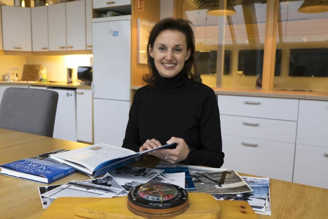 PÅ RESEARCH: Eva Nielsen jakter på kongelige seilerhistorier, bilder og effekter og besøkte nylig Seilas-redaksjonen.