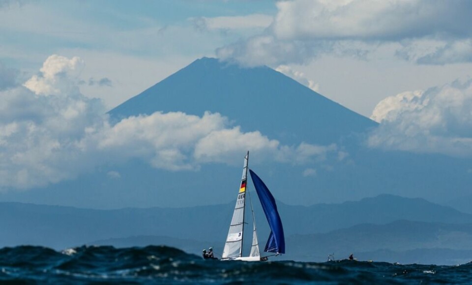OL banen i 2020 på Sagami Bay med Mount Fuji i bakgrunnen OL banen i 2020 på Sagami Bay med Mount Fuji i bakgrunnen