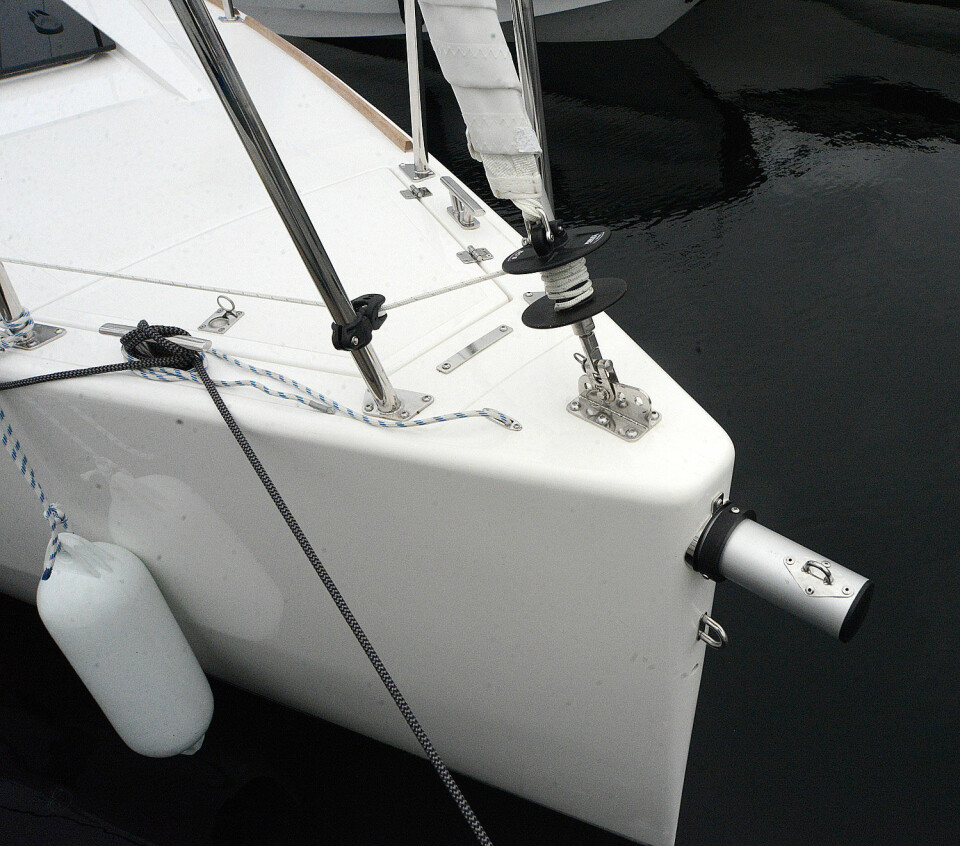 ENKELT: Båten kommer standard med rulle for fokka og ett uttrekkbart baugspryd.